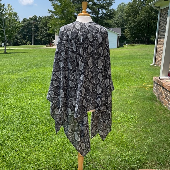 Mix It Women’s Snake Print Pashmina Style Wrap - Picture 3 of 4